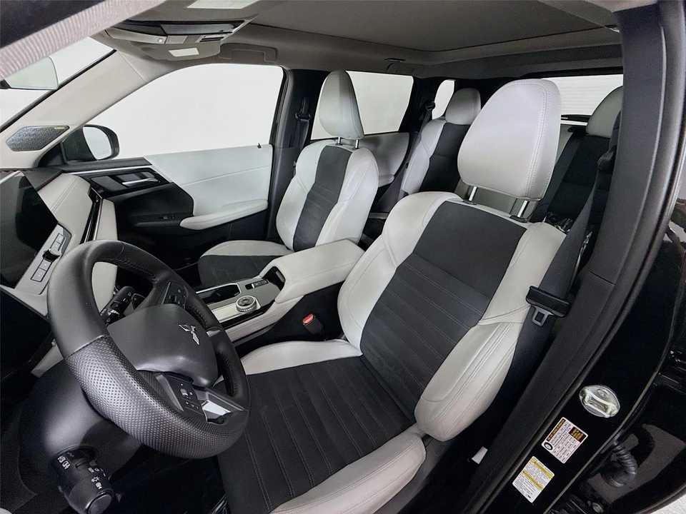 2025 Mitsubishi Outlander - Image 20 of 21