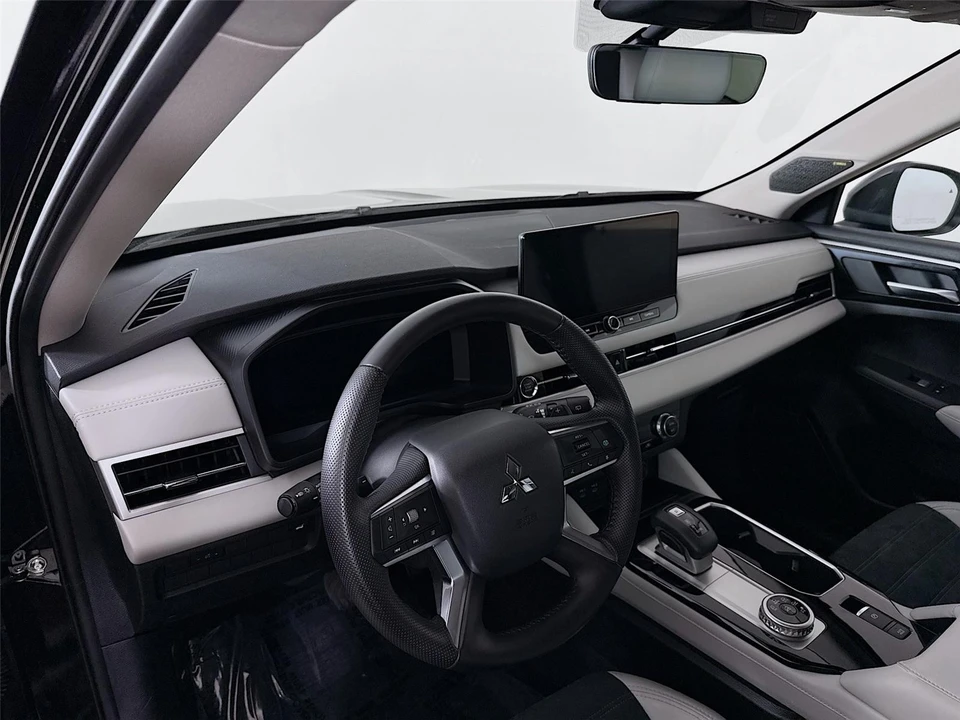 2025 Mitsubishi Outlander - Image 9 of 21