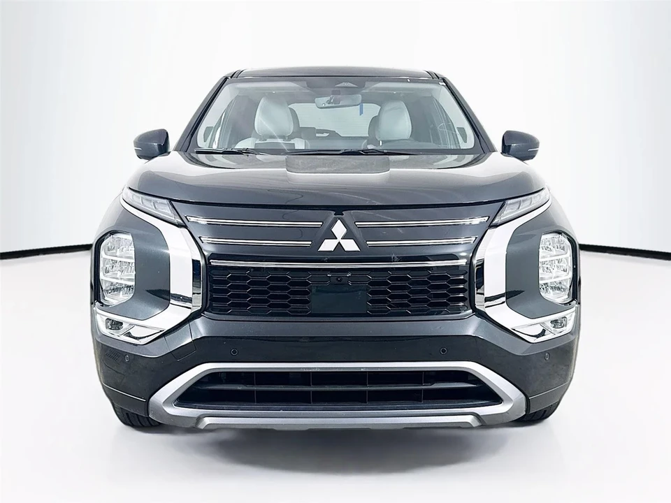 2025 Mitsubishi Outlander - Image 2 of 14