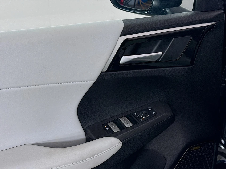 2025 Mitsubishi Outlander - Image 17 of 21