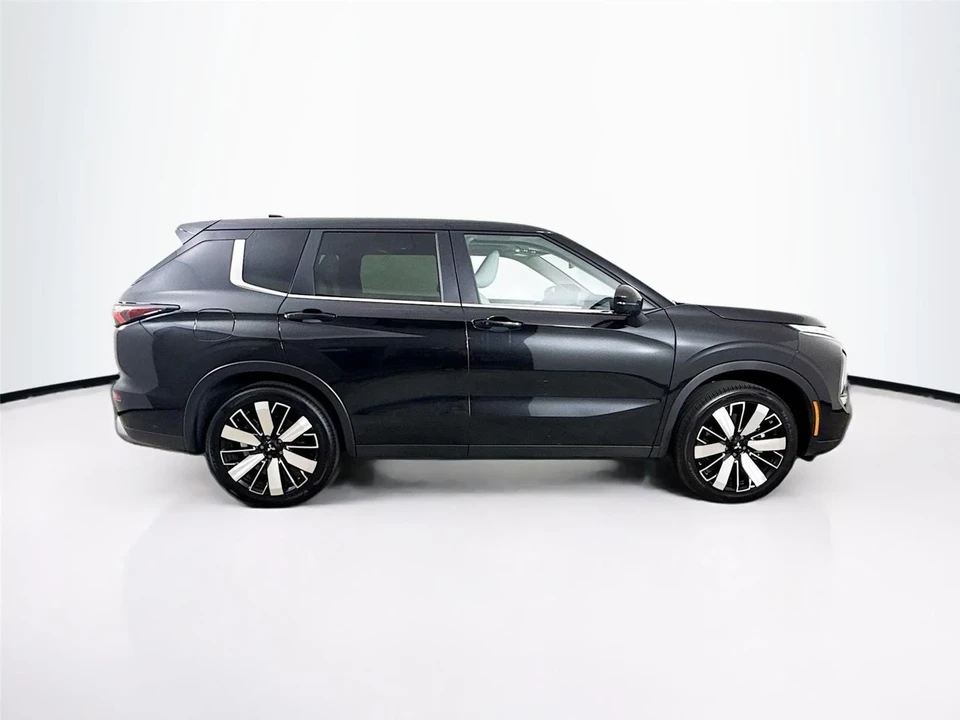2025 Mitsubishi Outlander - Image 9 of 14