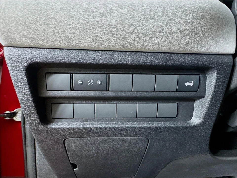 2025 Mitsubishi Outlander - Image 10 of 21