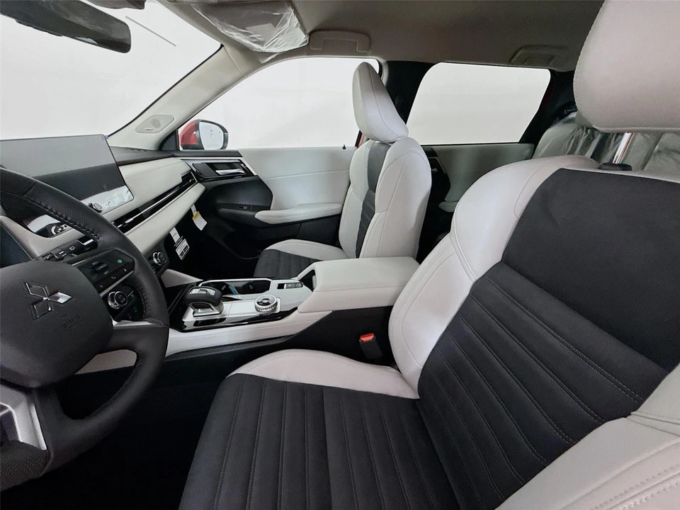 2025 Mitsubishi Outlander - Image 12 of 14
