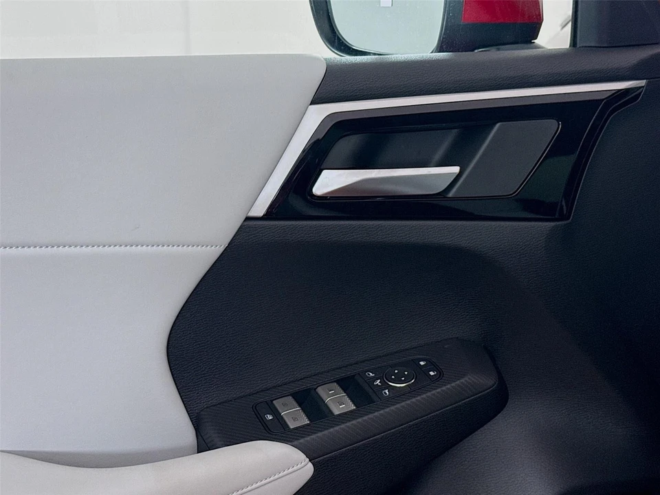 2025 Mitsubishi Outlander - Image 9 of 14