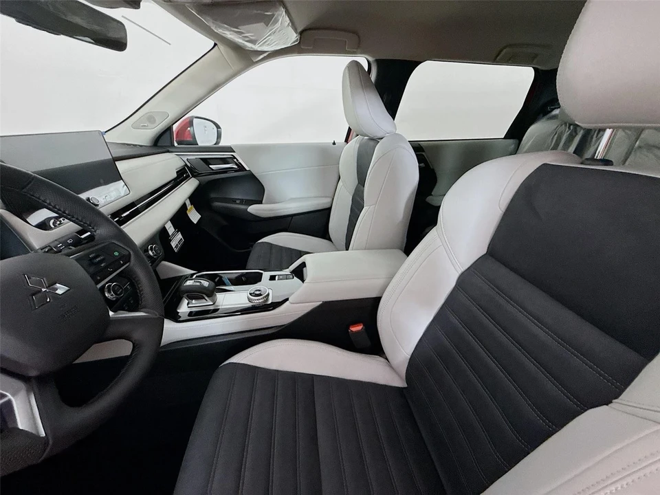 2025 Mitsubishi Outlander - Image 12 of 14