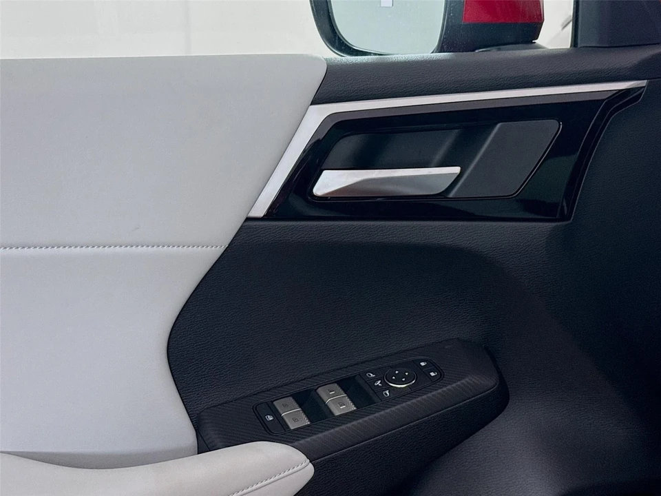 2025 Mitsubishi Outlander - Image 9 of 14