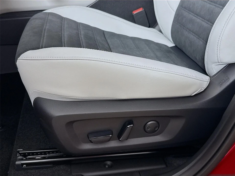 2025 Mitsubishi Outlander - Image 20 of 21