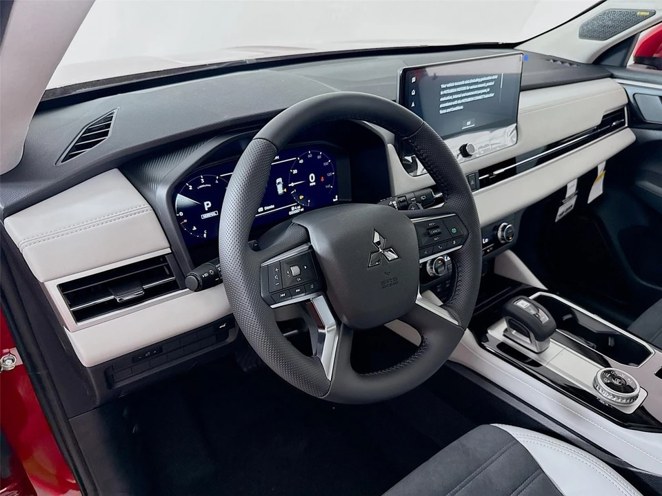 2025 Mitsubishi Outlander - Image 9 of 21