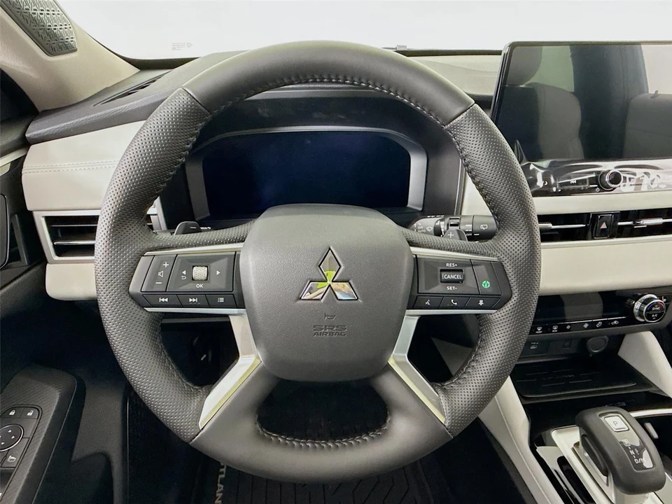 2025 Mitsubishi Outlander - Image 10 of 21