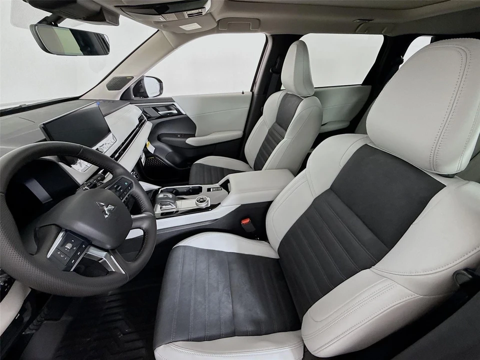 2025 Mitsubishi Outlander - Image 20 of 21