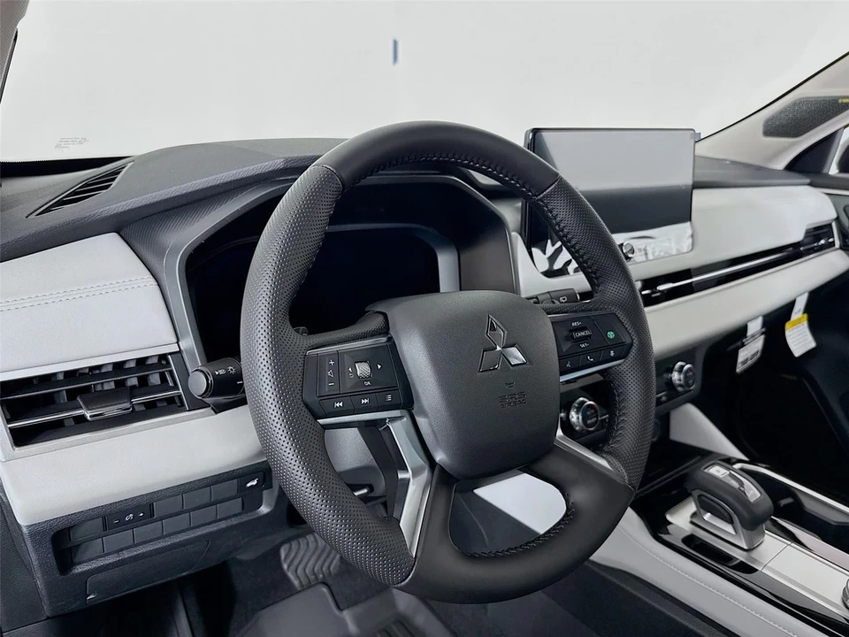 2025 Mitsubishi Outlander - Image 9 of 21