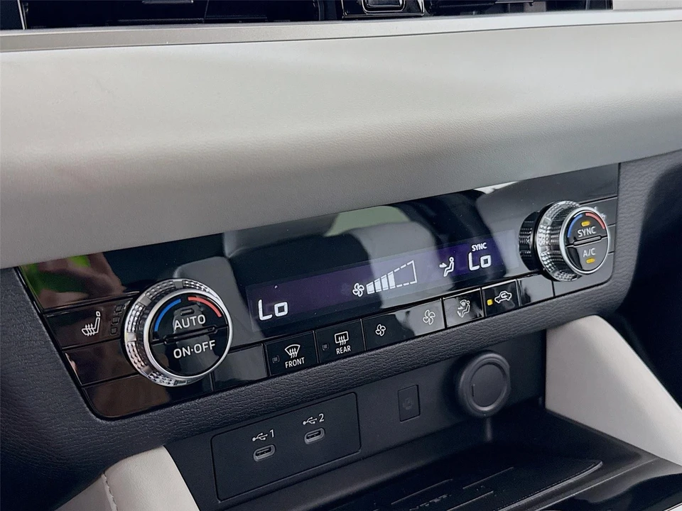2025 Mitsubishi Outlander - Image 15 of 21