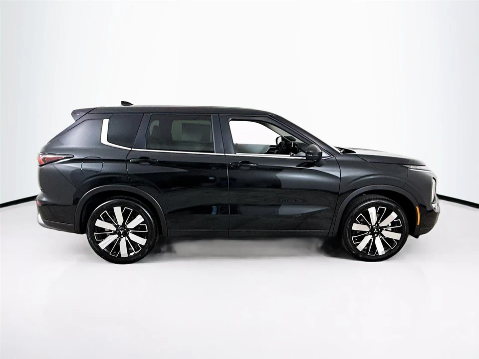 2025 Mitsubishi Outlander - Image 8 of 21