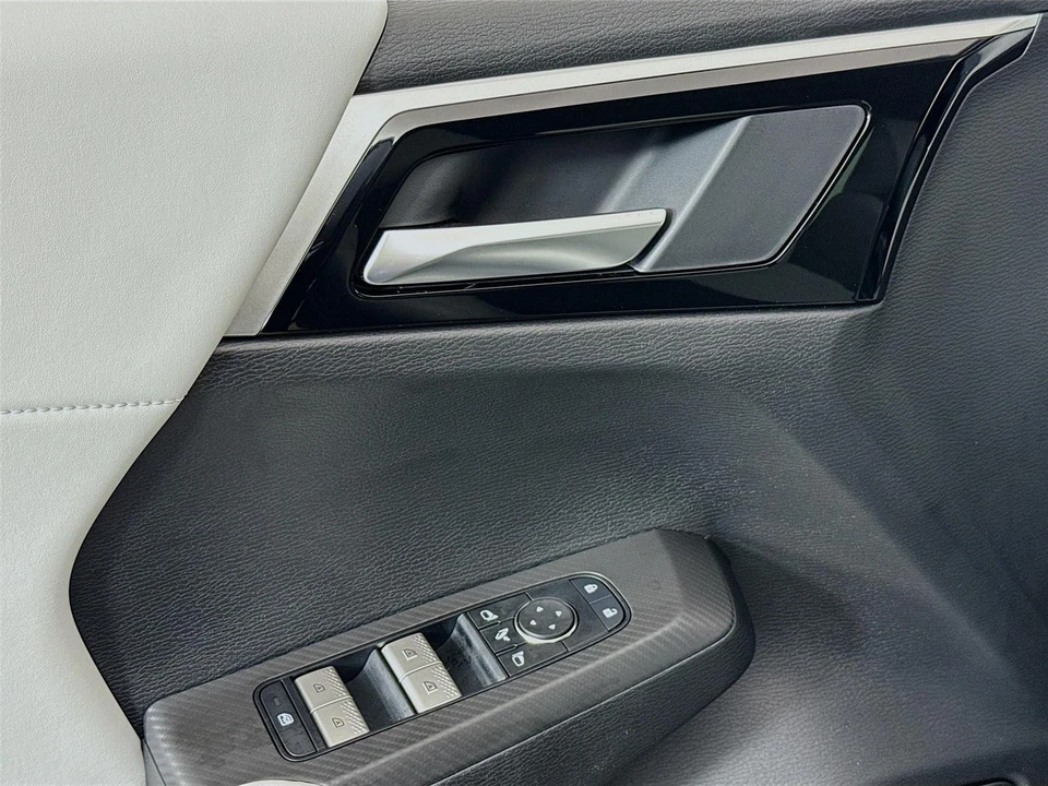2025 Mitsubishi Outlander - Image 17 of 21