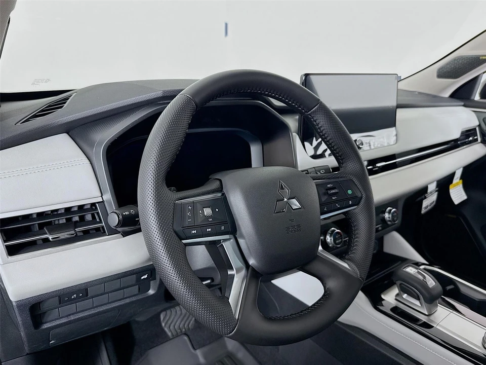 2025 Mitsubishi Outlander - Image 9 of 21