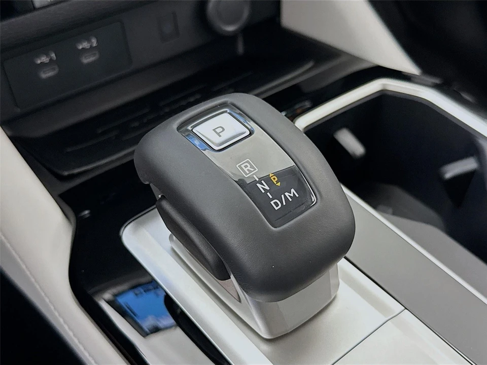 2025 Mitsubishi Outlander - Image 16 of 21