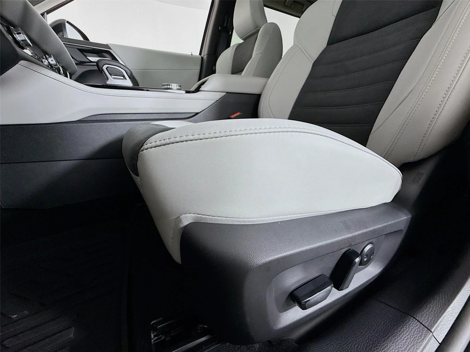 2025 Mitsubishi Outlander - Image 19 of 21