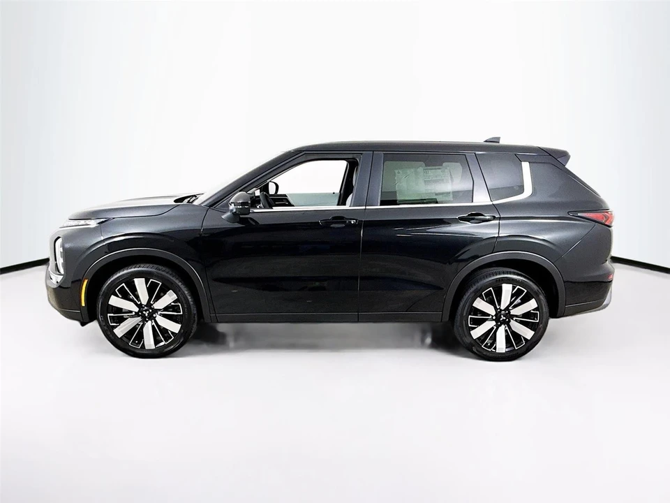2025 Mitsubishi Outlander - Image 4 of 21