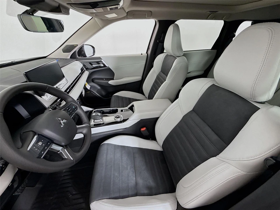 2025 Mitsubishi Outlander - Image 20 of 21