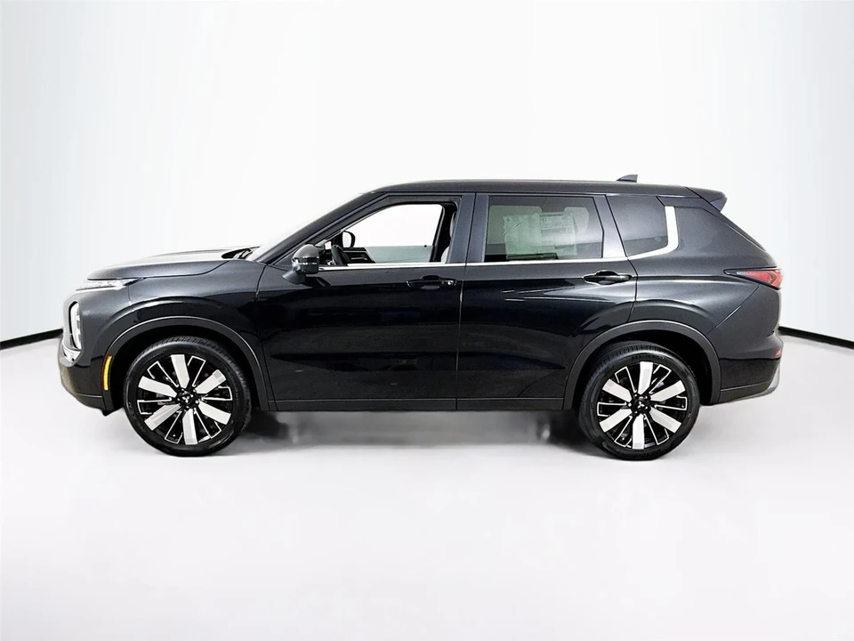 2025 Mitsubishi Outlander - Image 4 of 21