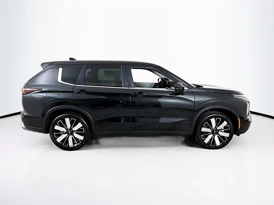 2025 Mitsubishi Outlander - Image 8 of 21