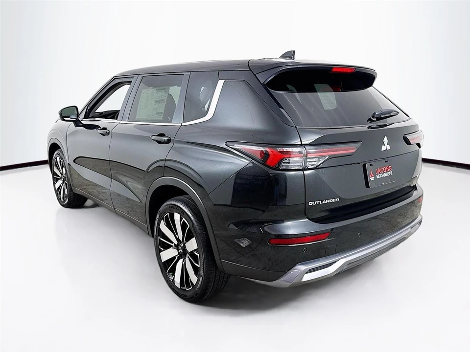 2025 Mitsubishi Outlander - Image 5 of 21