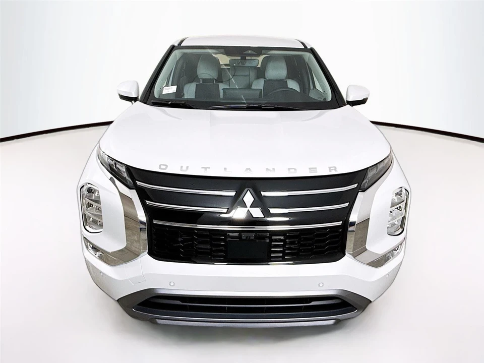 2025 Mitsubishi Outlander - Image 2 of 21