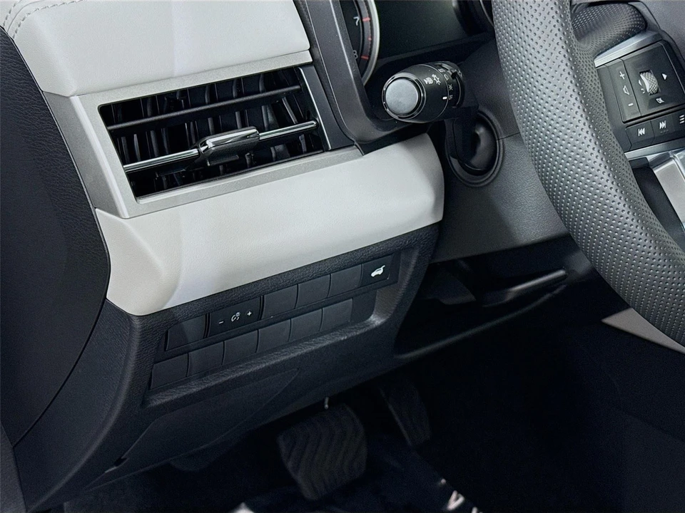 2025 Mitsubishi Outlander - Image 10 of 21