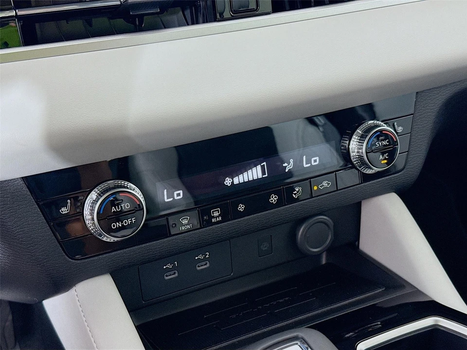 2025 Mitsubishi Outlander - Image 16 of 21