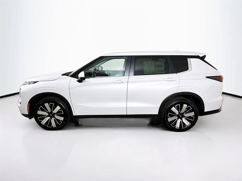 2025 Mitsubishi Outlander - Image 4 of 21