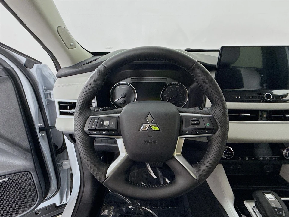 2025 Mitsubishi Outlander - Image 11 of 21