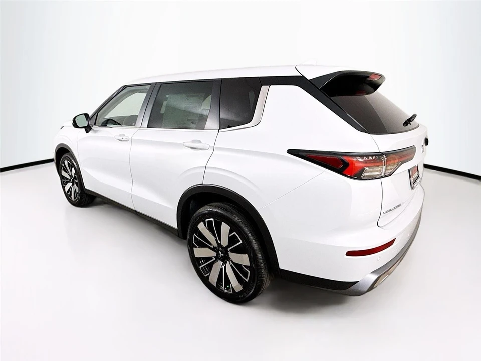 2025 Mitsubishi Outlander - Image 5 of 21