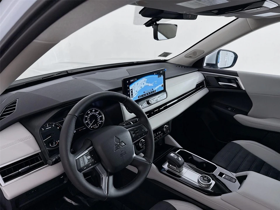 2025 Mitsubishi Outlander - Image 9 of 21