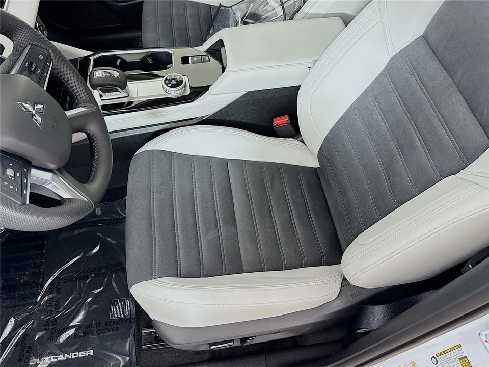 2025 Mitsubishi Outlander - Image 20 of 21