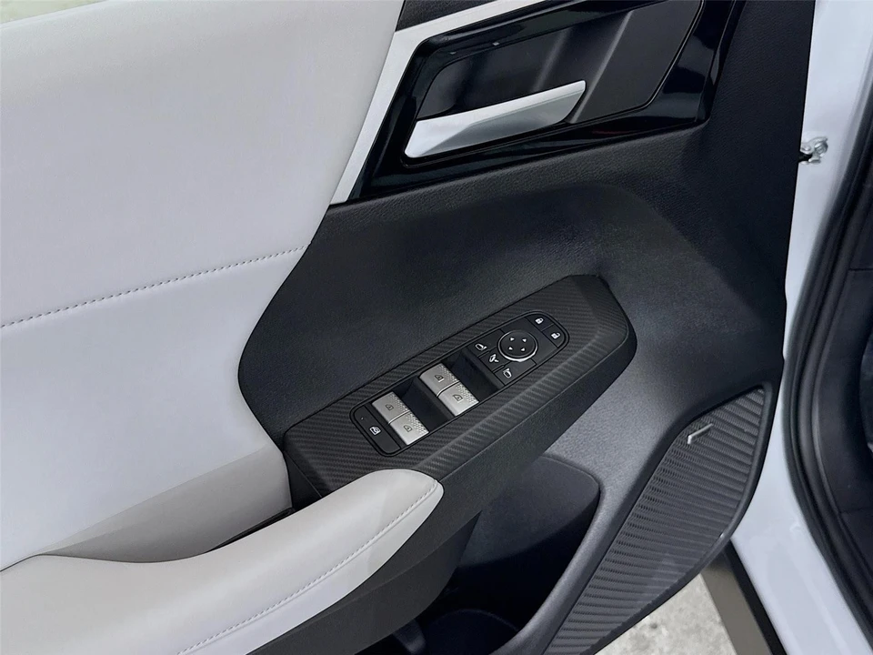 2025 Mitsubishi Outlander - Image 18 of 21