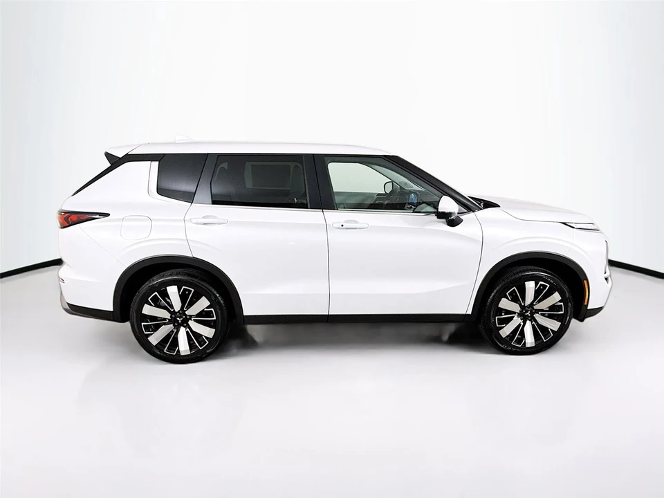 2025 Mitsubishi Outlander - Image 8 of 21