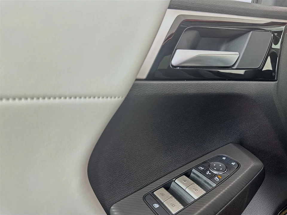 2025 Mitsubishi Outlander - Image 18 of 21