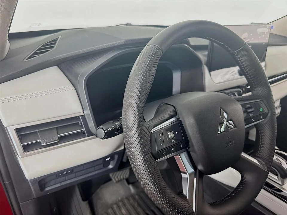 2025 Mitsubishi Outlander - Image 9 of 21