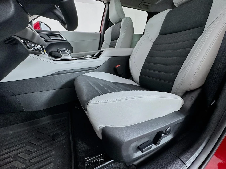 2025 Mitsubishi Outlander - Image 20 of 21