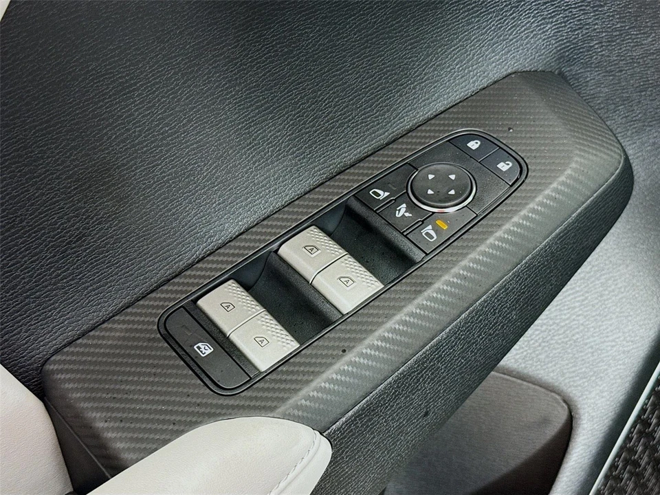 2025 Mitsubishi Outlander - Image 18 of 21