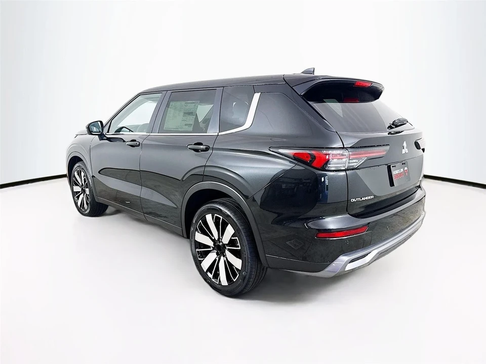 2025 Mitsubishi Outlander - Image 5 of 21