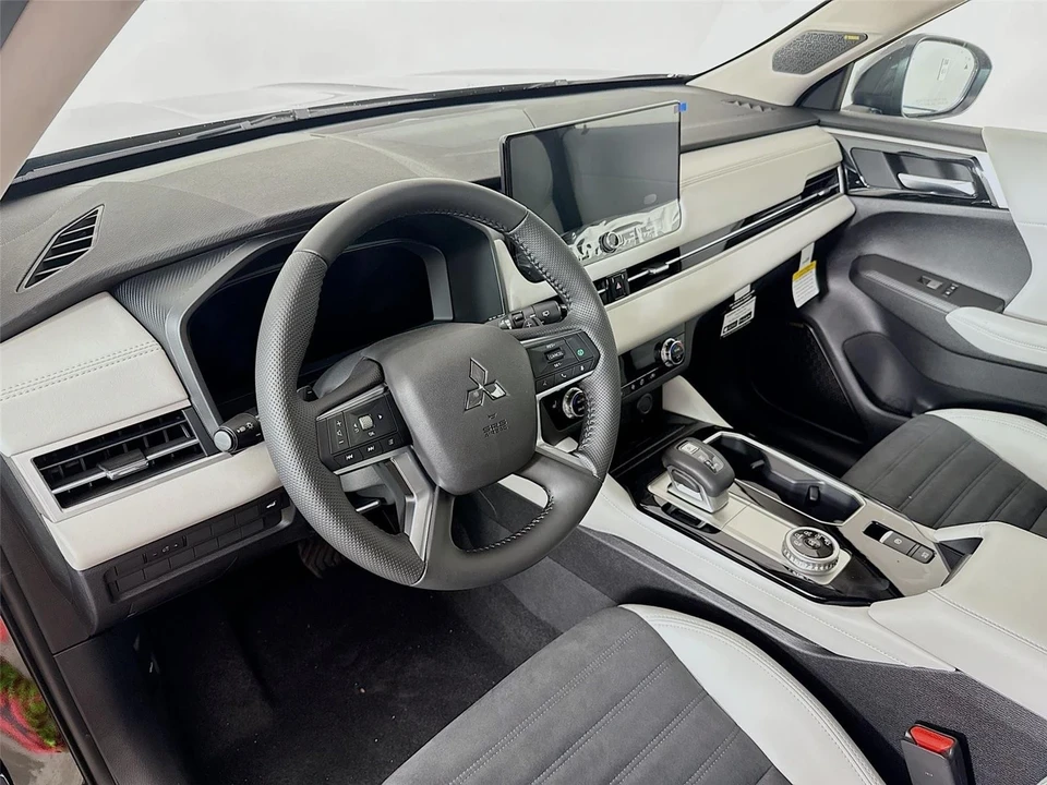 2025 Mitsubishi Outlander - Image 9 of 21