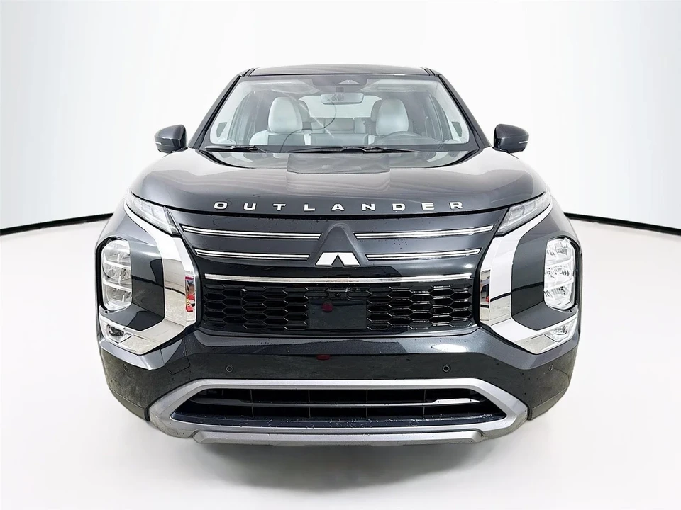 2025 Mitsubishi Outlander - Image 2 of 21