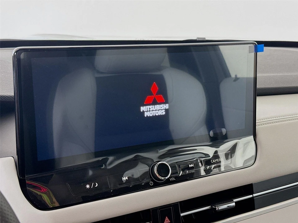 2025 Mitsubishi Outlander - Image 13 of 21