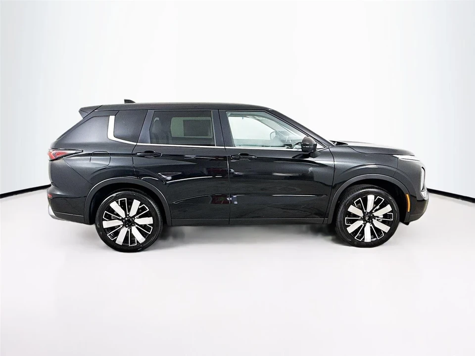 2025 Mitsubishi Outlander - Image 8 of 21