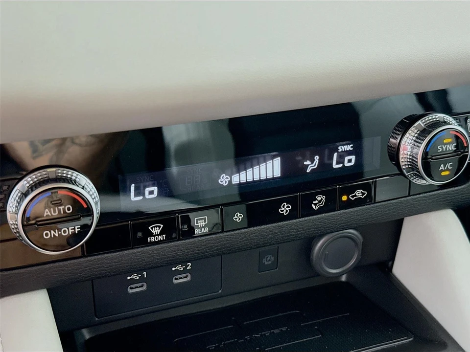 2025 Mitsubishi Outlander - Image 16 of 21