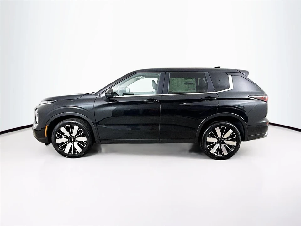 2025 Mitsubishi Outlander - Image 4 of 21