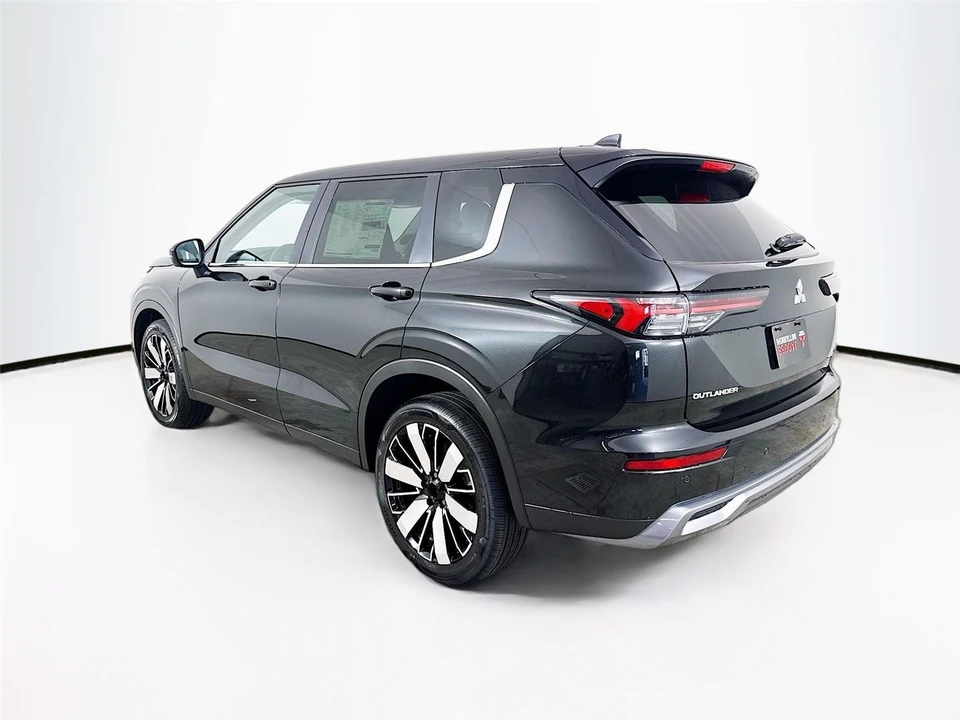 2025 Mitsubishi Outlander - Image 5 of 21