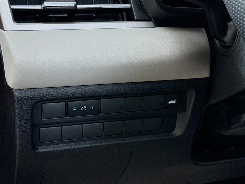 2025 Mitsubishi Outlander - Image 10 of 21
