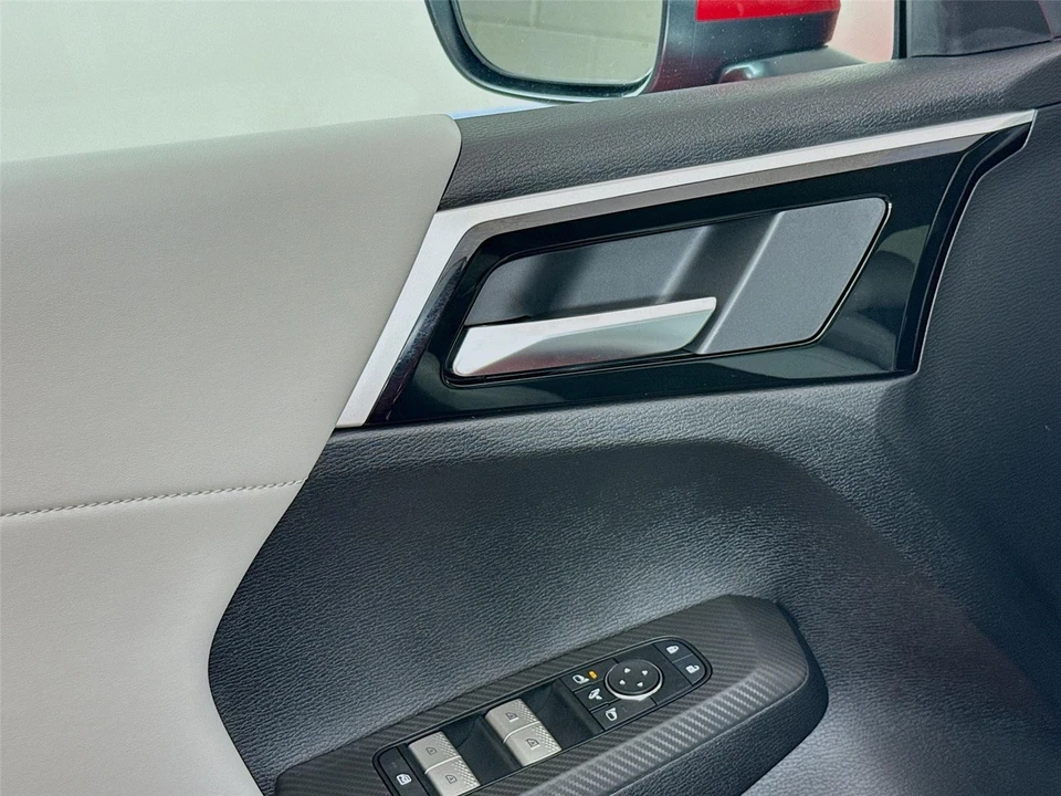 2025 Mitsubishi Outlander - Image 18 of 21